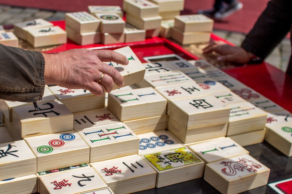 "Holzspiele / Mahjong" (CC BY 2.0) by ohallmann